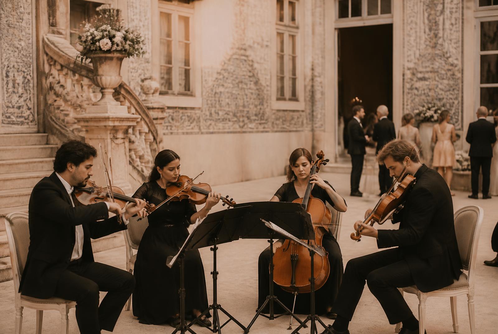 Quarteto de cordas a atuar numa cerimónia de casamento num palácio em Portugal