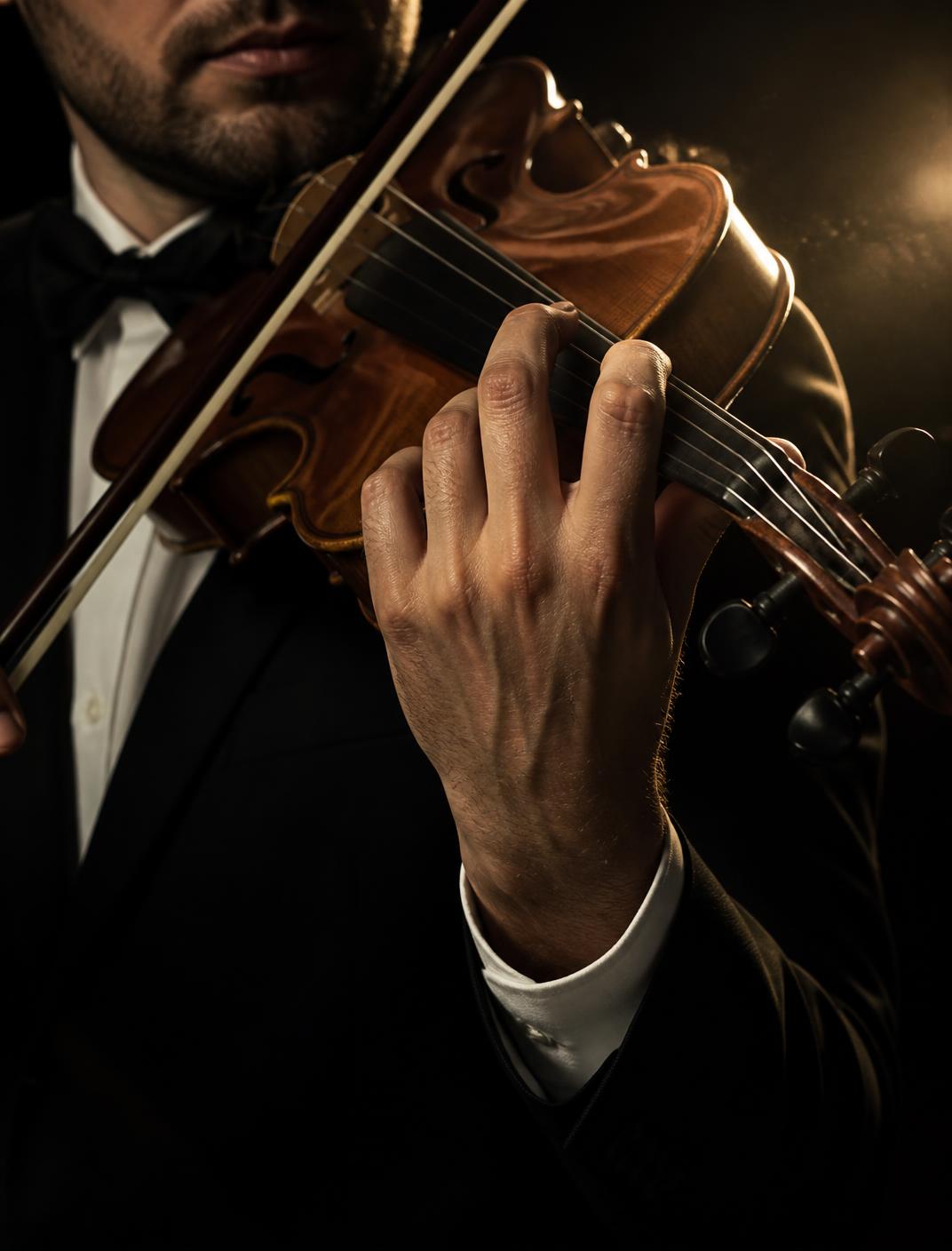 Close-up das mãos de um violinista em traje de gala